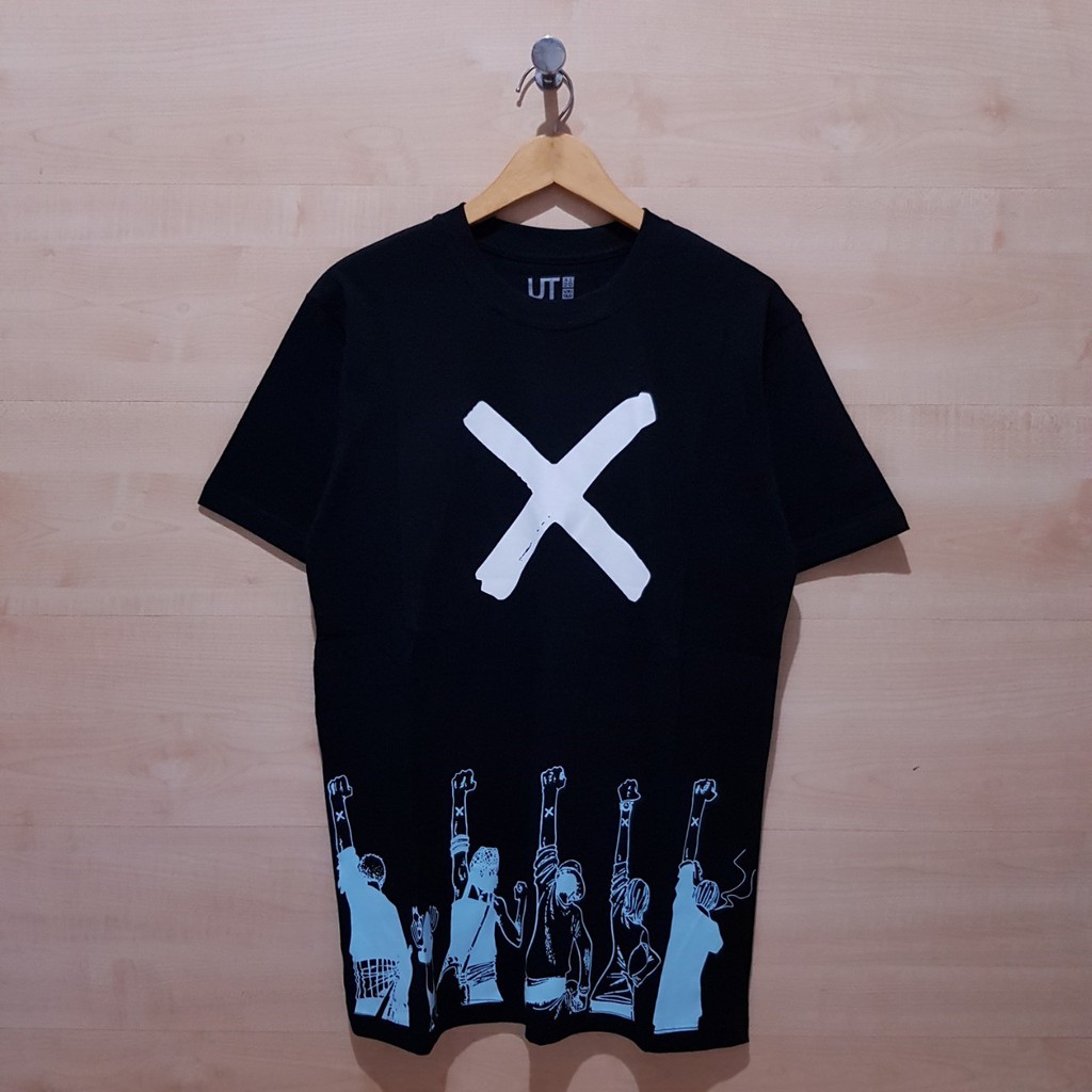 KAOS UNIQLO X ONE PIECE 50TH JUMP LOGO BLACK