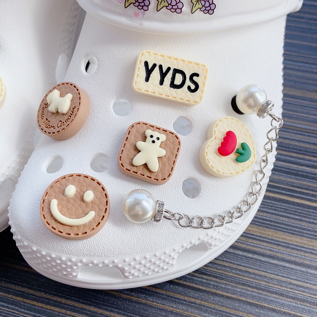 Charms Charm Sepatu Sandal Charm Crocs jibitz Crocs Motif Smiley Face Warna Kopi