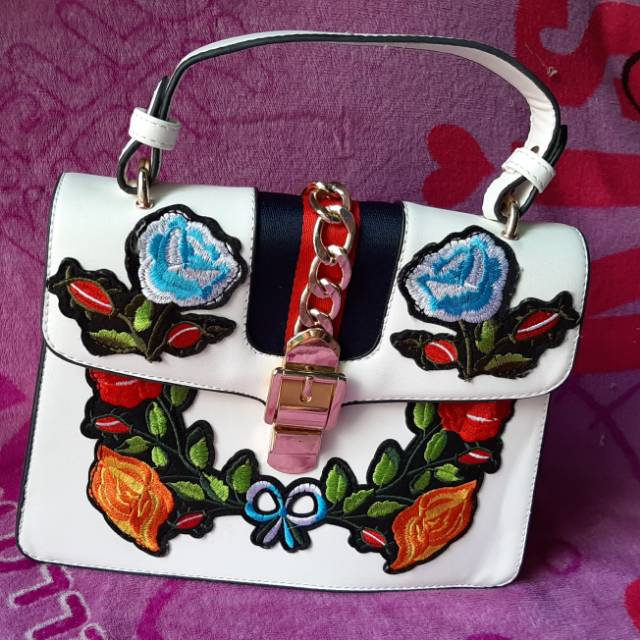 Tas import putih bunga timbul