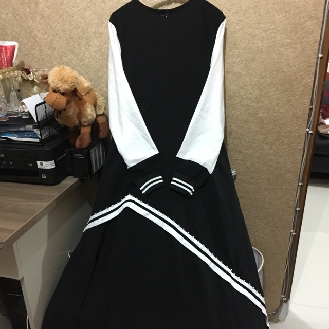Preloved Sporty Branded Gamis Salur Garis Dress Payung Syari Busui Polos Dingin Hijabers Hitam Putih