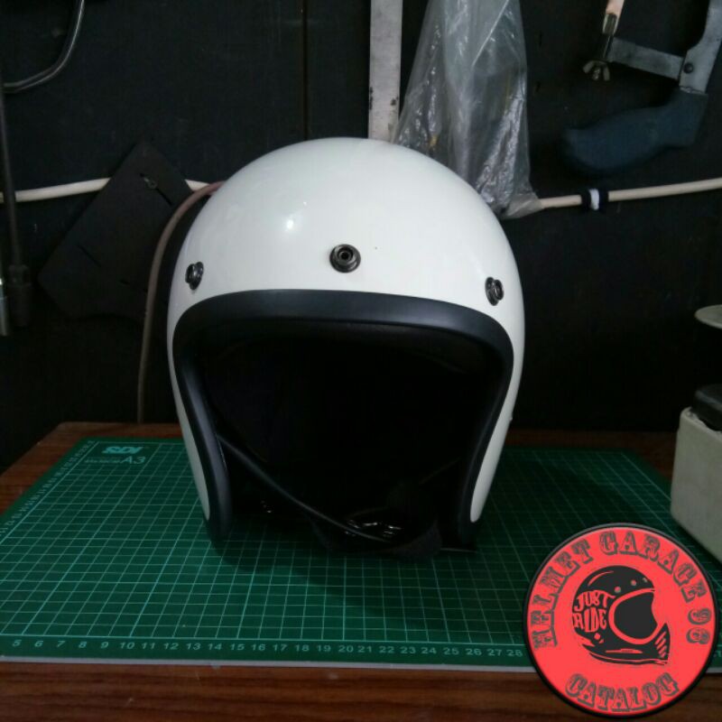 Helm Slim Head warna putih tulang glossy