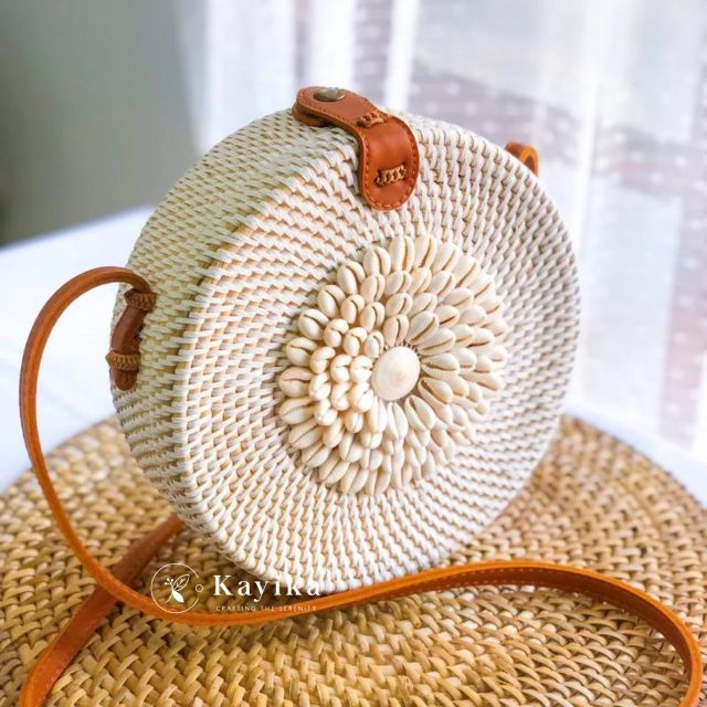 Premium Tas Selempang Rotan dengan Hiasan Kerang Cantik, Tas Pantai, High Quality from Balinese Arti