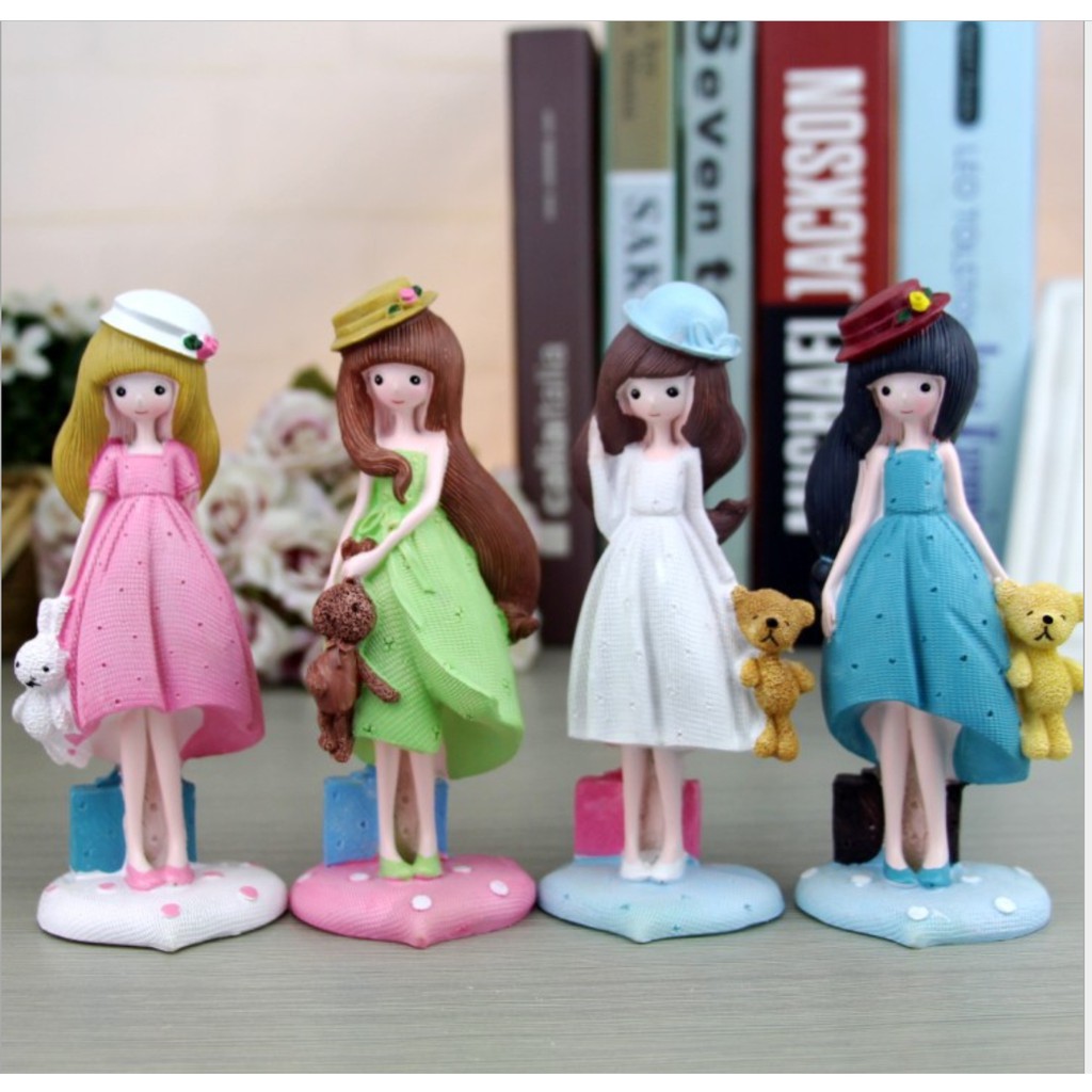 Holding Doll Resin Girl / Patung Pajangan Cewe Topi Boneka Kado