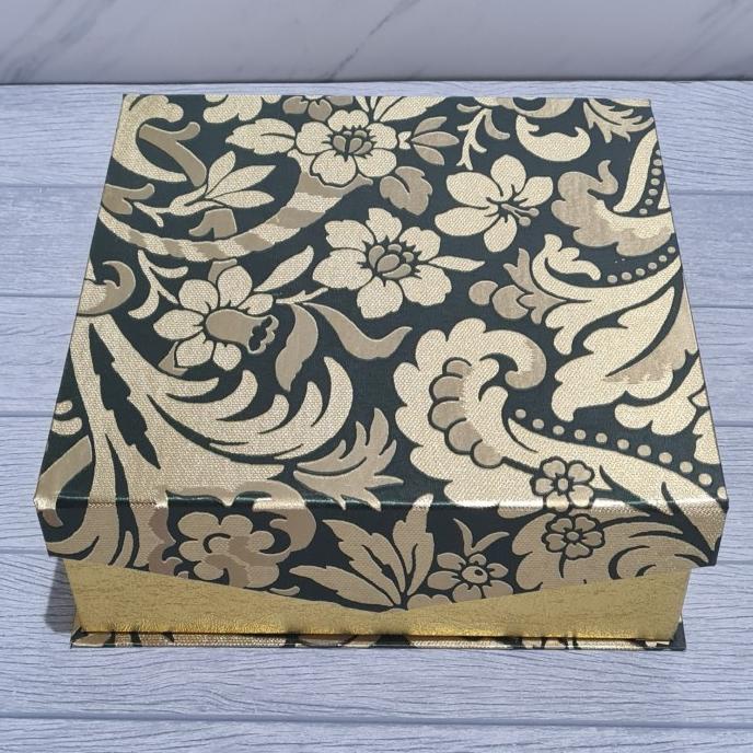 

yang dicari] Box magnet dasi Wallpaper Flower 22x22cm / kotak kue hardbox / hamper
