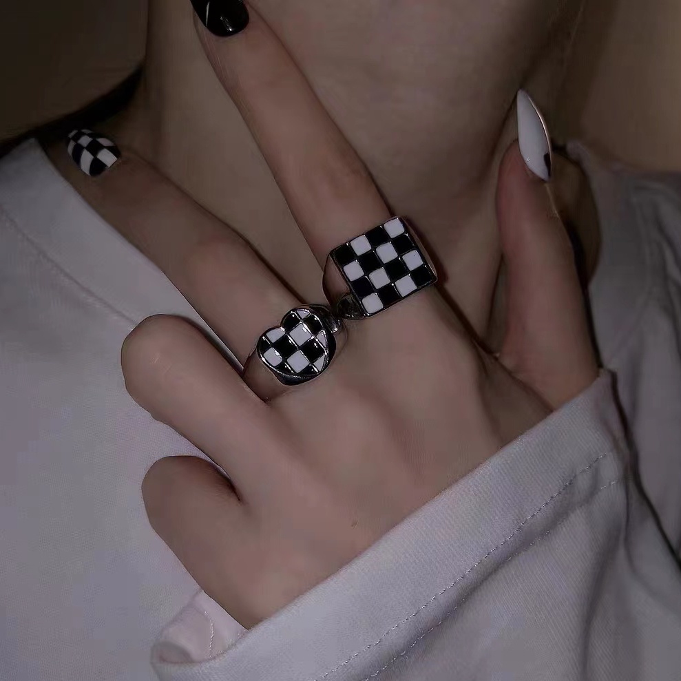 Cincin Model Terbuka Bentuk Kotak Motif Kotak-Kotak Warna Hitam Gaya Retro