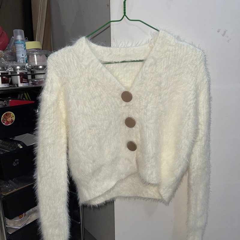 preloved sweater putih fury knit cardigan bulu crop baju