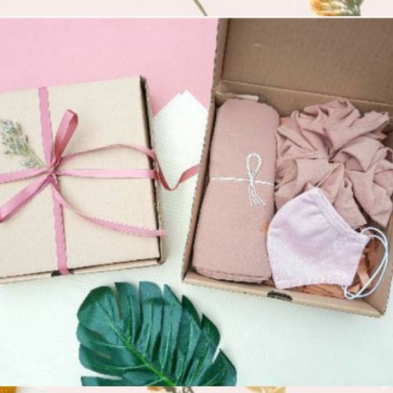 

Hampers/Gift/Kado/Unik/Murah/Snack Box/Bucket Bunga/WisudaCeria 1