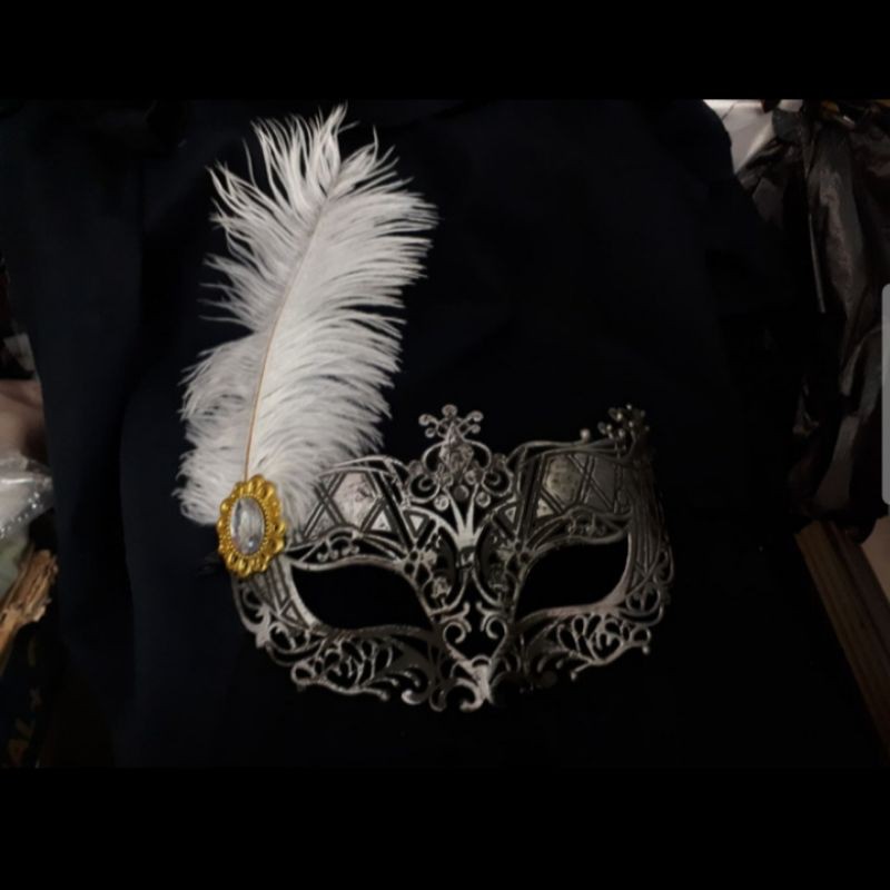 topeng pesta bulu kasuari