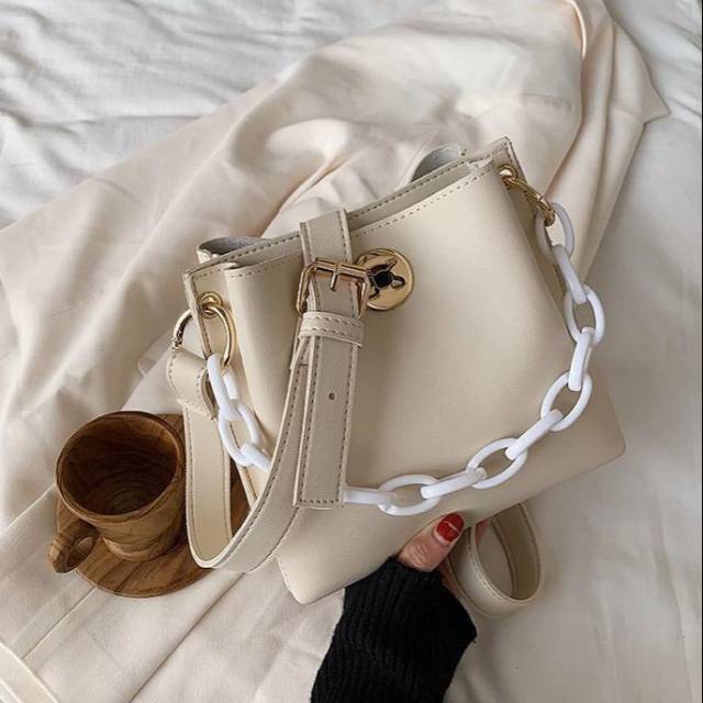 

Kode : ELJ 5023 IDR: 154 rb Bahan : Kulit Pu Ukuran:19 x 21 x 9 cm Warna: Black, White, Green, Pink