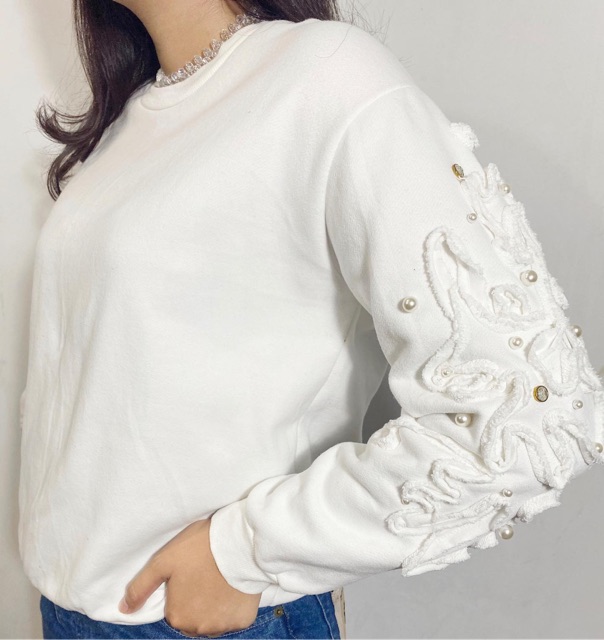 White flower crewneck