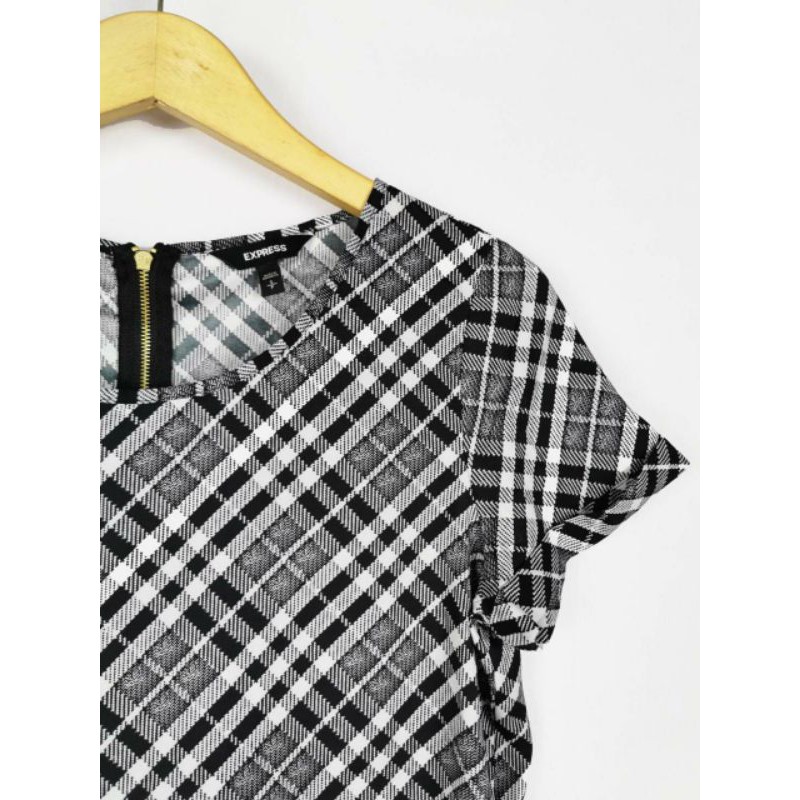 Express geo zipper blouse