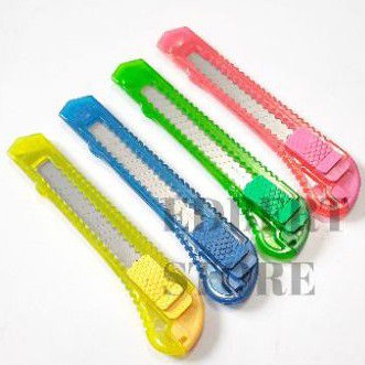 

Cutter Besar Transparan CT - 700T Warna (A1189)