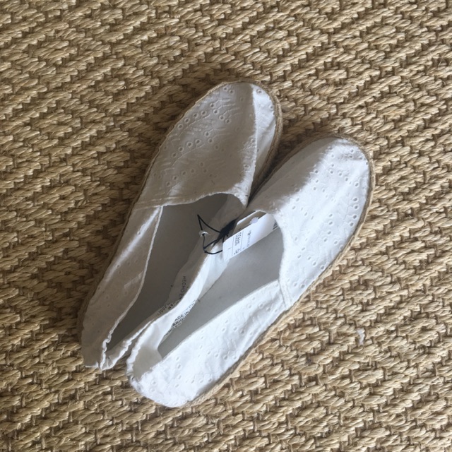 Sepatu HnM putih slip on