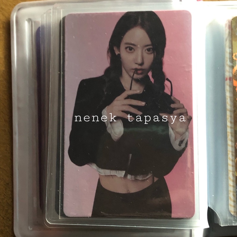 Photocard pc sakura kacamata le sserafim monochrome bouquet
