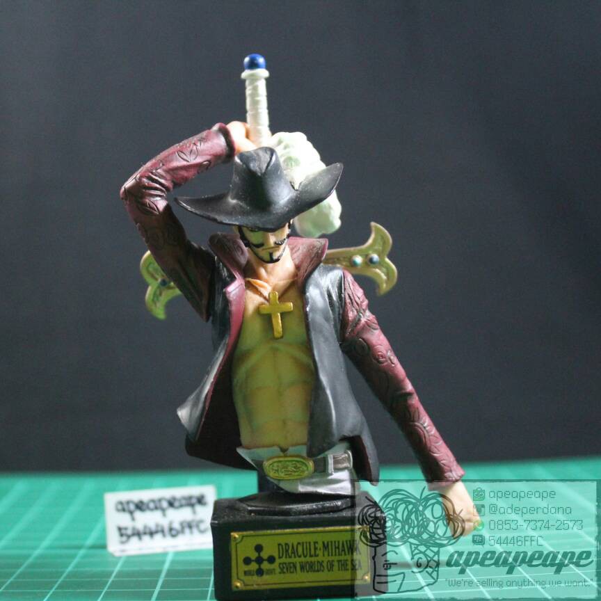 Dracule "Hawk Eyes" Mihawk Bust Statue One Piece Action Figure