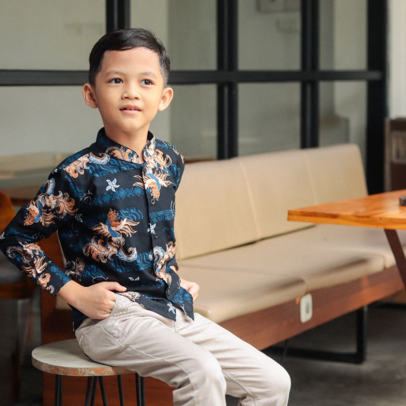 BatikBule Kemeja Batik Anak Slimfit Panjang Motif Casual Warna Biru dan Hitam