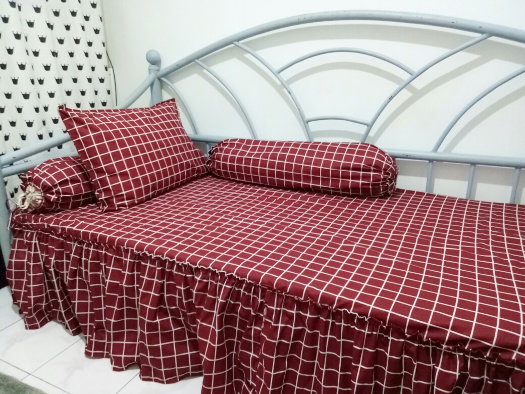 Moon Kain Sprei Meteran Katun Lokal Catra Esra Motif Kotak Devan Merah Hitam
