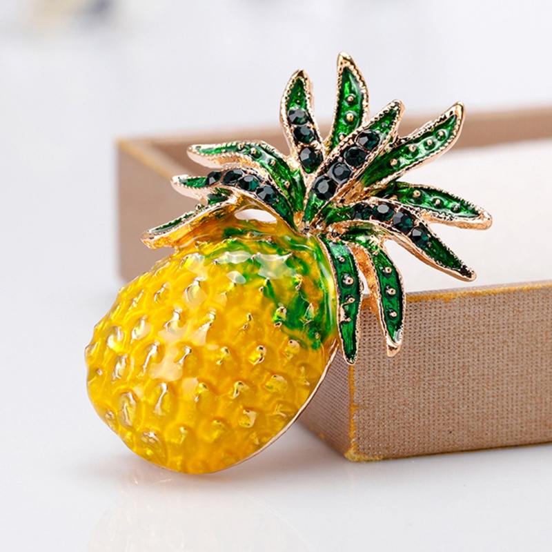 SIY  New Pineapple Brooch Pins Fruit Jewelry Cute For Women Suit Fashion Gift Corsage