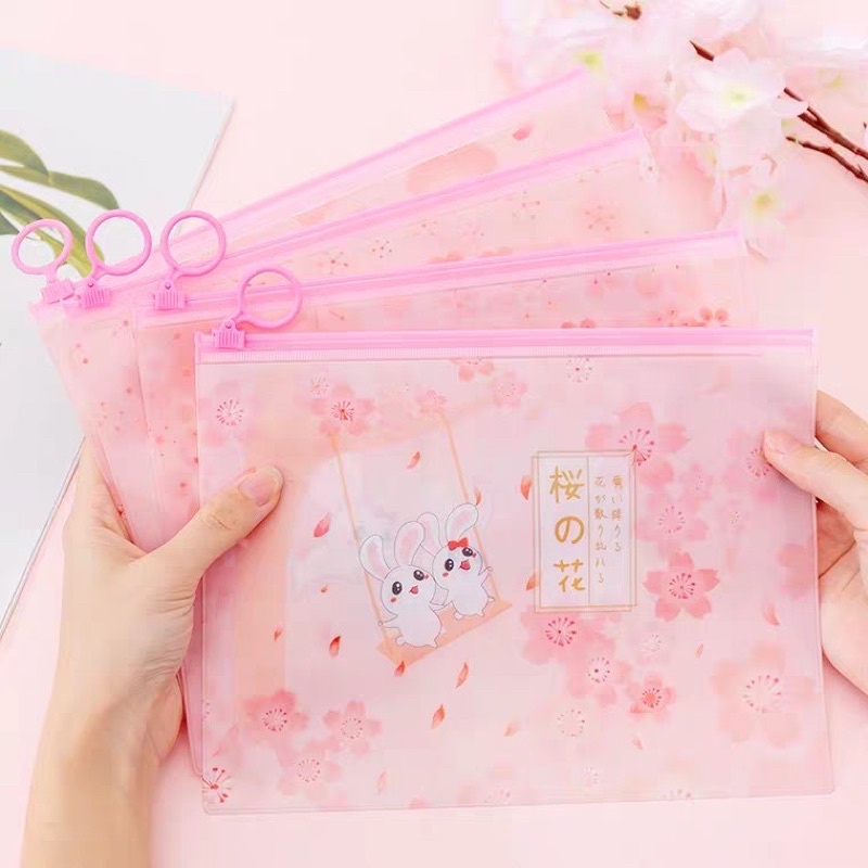 

TEMPAT PENSIL MODEL KOREA MOTIF PINK KELINCI TRANSPARAN / KOTAK PENSIL KELINCI PINK