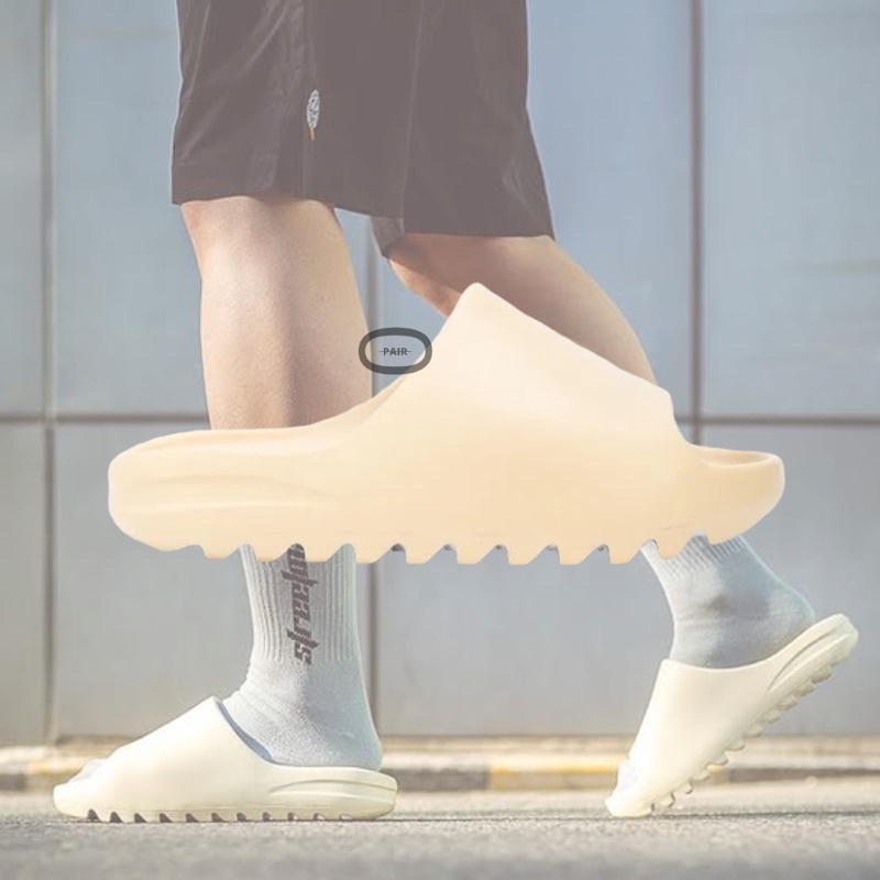YEEZY SLIDE DESERT BONE (BNIB)