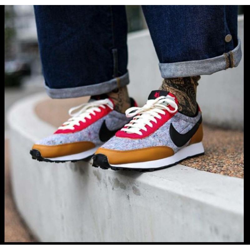 nike daybreak university red gold