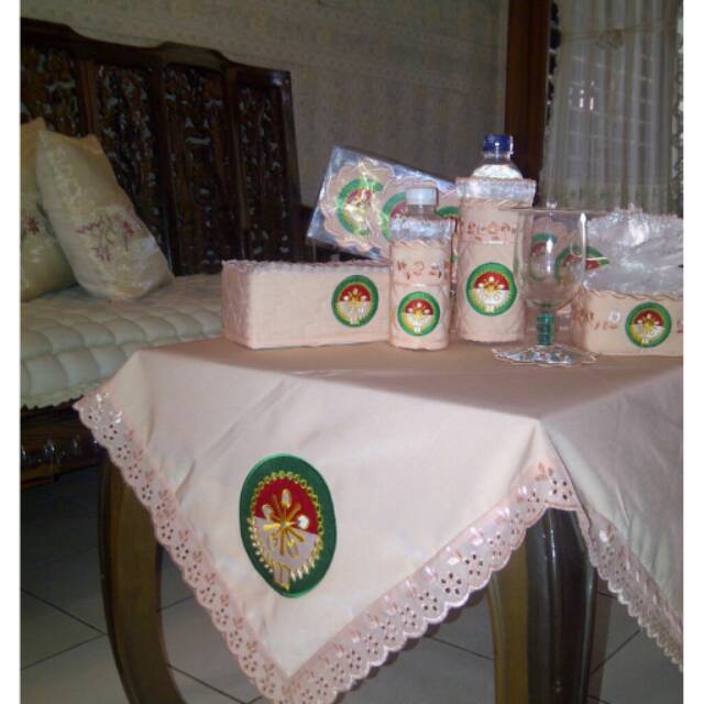 Set perlengkapan meja dharma wanita