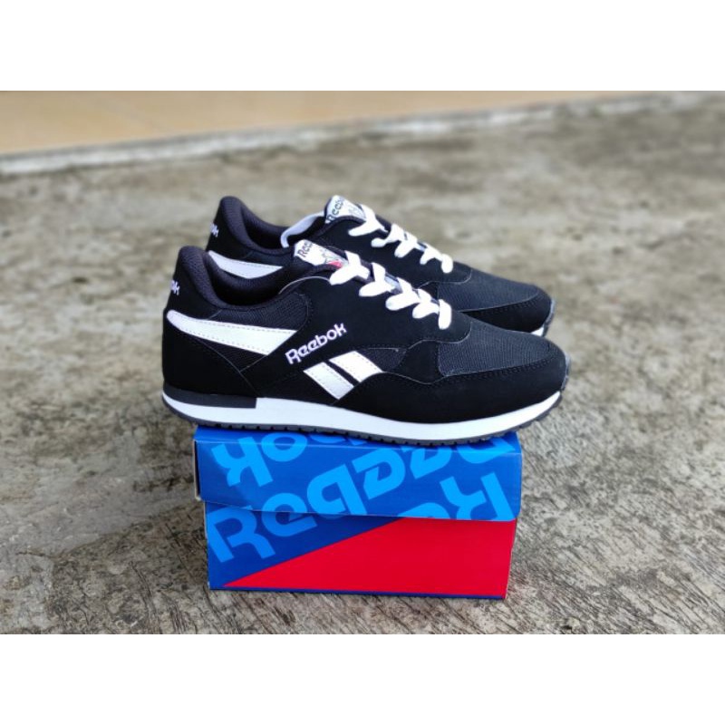 sepatu rebook