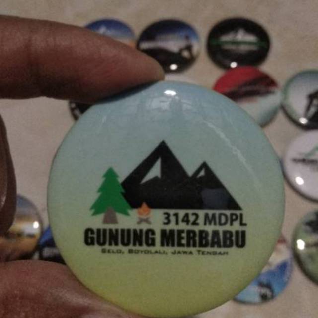 Pin ganci gantungan kunci pembuka tutup botol pin tempel pin bolak balik motif gunung