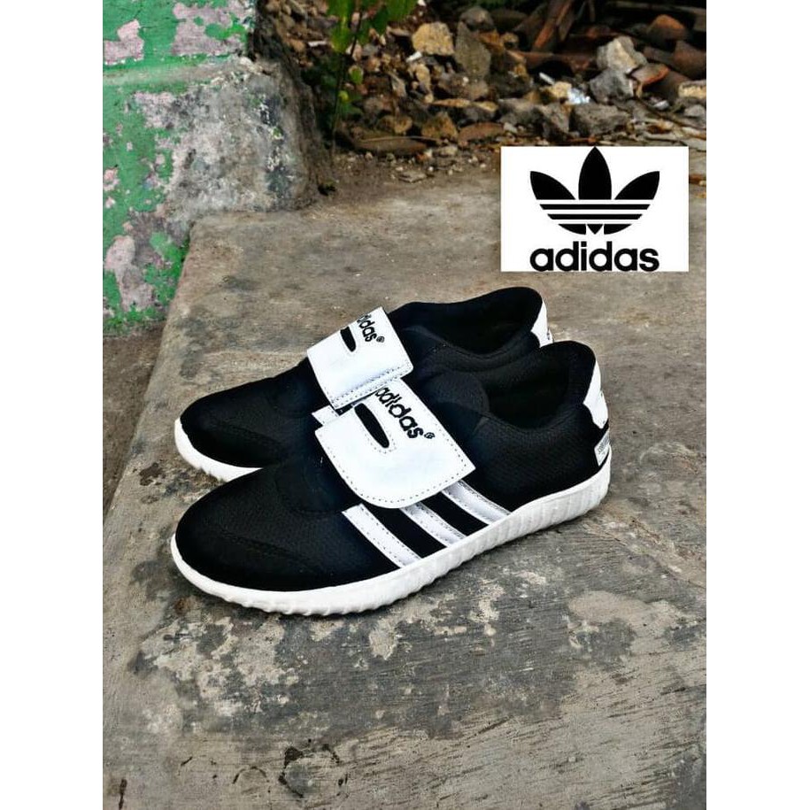 SEPATU SEKOLAH ANAK ADIDAS PEREKAT HITAM UNISEX