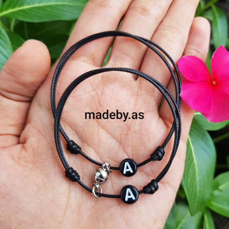 GELANG TALI INISIAL COUPLE MAGNET HURUF BULAT PIPIH