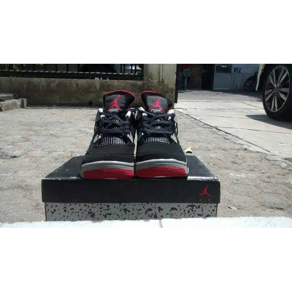 Sepatu Basket Air Jordan 4 Bred