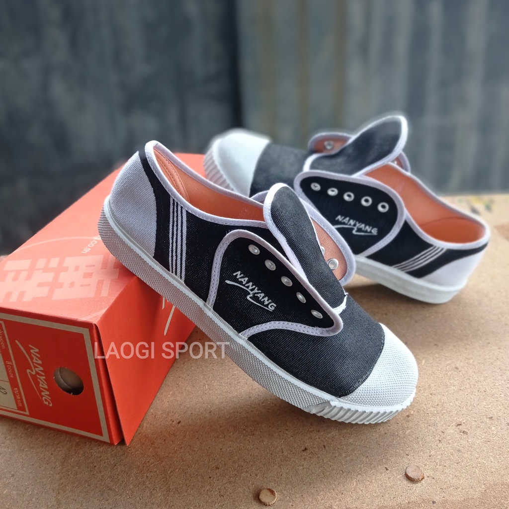 SEPATU NANYANG MOTIF PUTIH HITAM