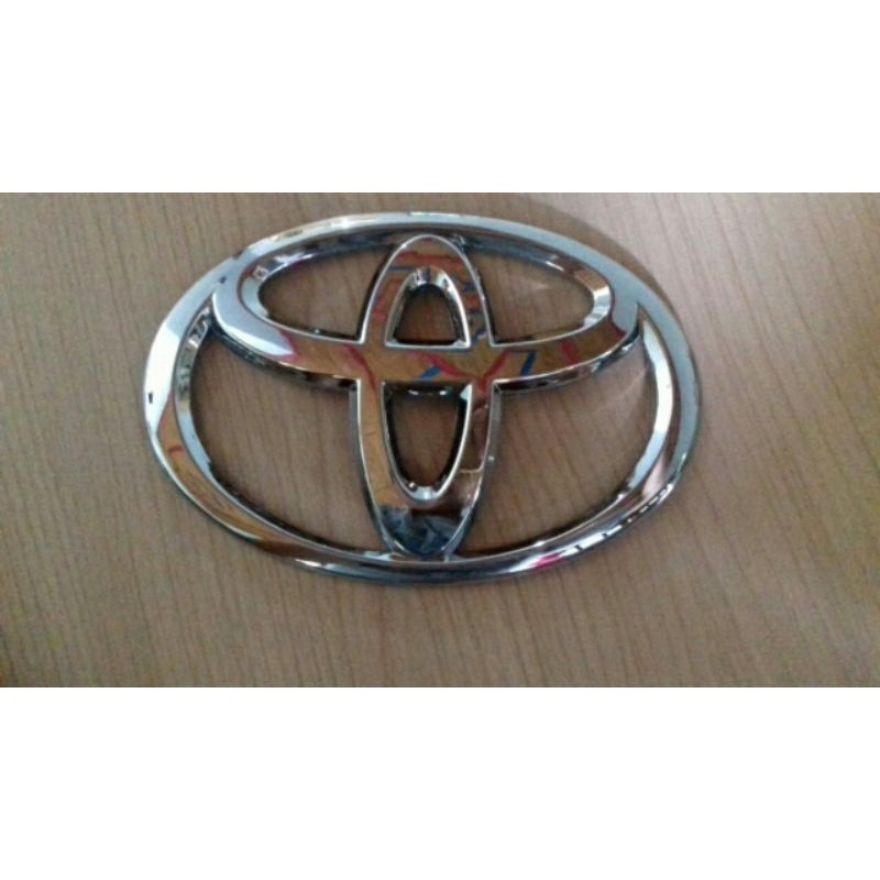 Logo depan Toyota Calya original crome