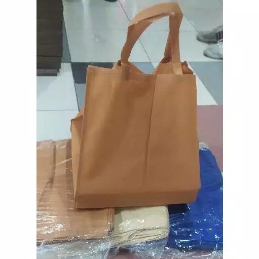 

Goodiebag Tas Besek Spunbond Box Nasi 30X30 ( Lusin )