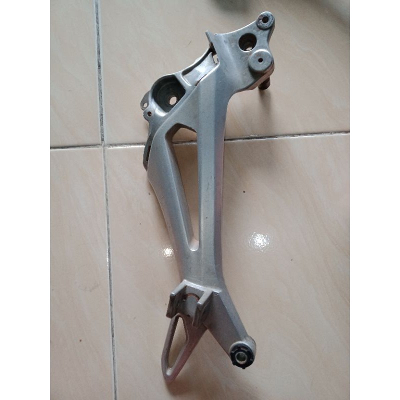 Postep footstep step Foot Step dudukan pijakan kaki belakang Kanan Supra X 125 TR (cakram belakang) 