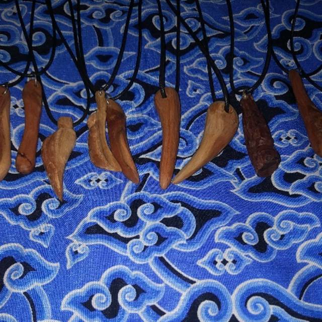 Kalung liontin kayu nagasari dan prikancu