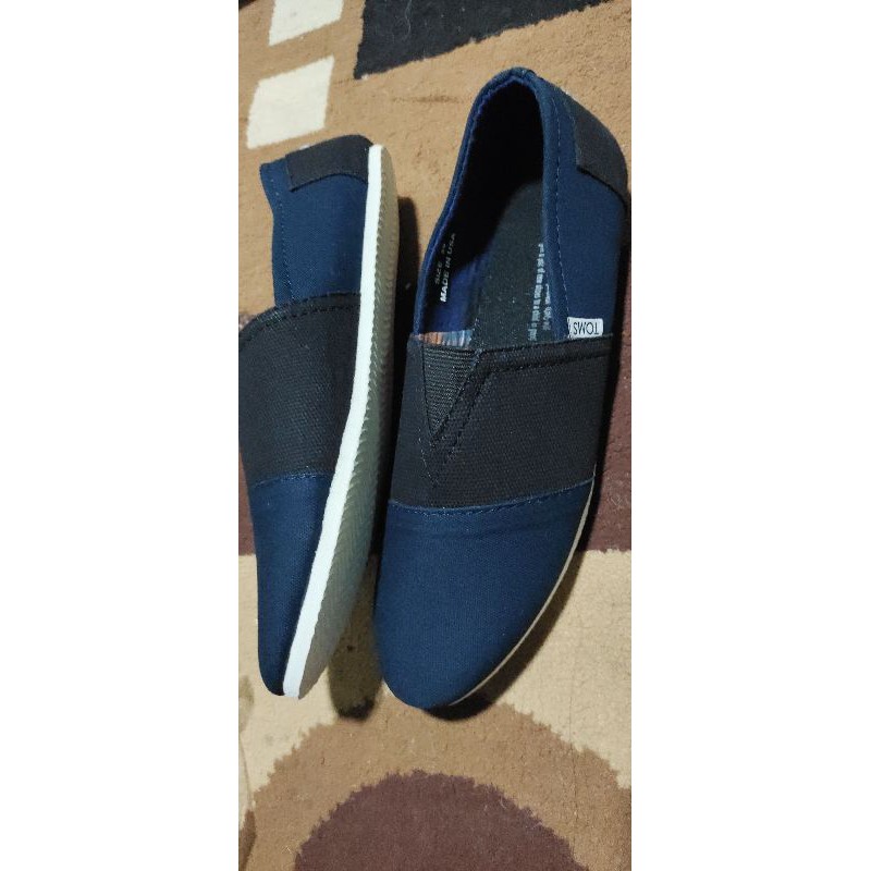 Sepatu Kanvas Toms