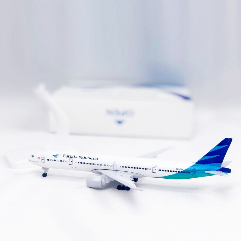 Garuda Indonesia Boeing 777 Model Pesawat Terbang B777 Bahan Metal Diecast 20CM