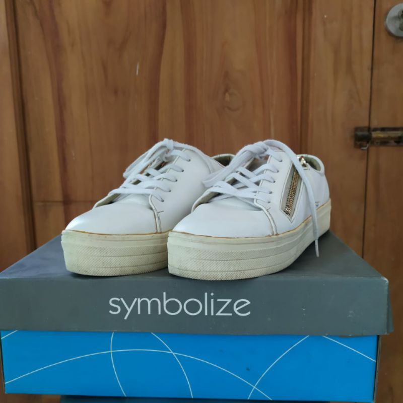 [PRELOVED] Sepatu putih symbolize / White sneakers