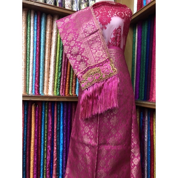 COMBO Bahan renda semi perancis + kain songket mesin dengan selendang bordir. Bisa dibeli terpisah.