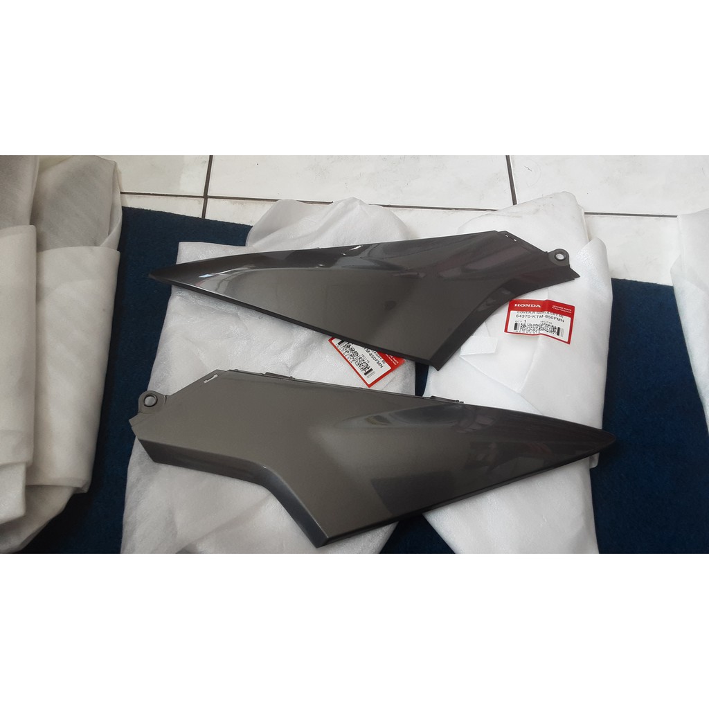 COVER SIDE KIRI KANAN ABU ABU GREY SUPRA X 125 KARBU ORIGINAL ASLI AHM 64370KTM850FMN 64380KTM850FMN
