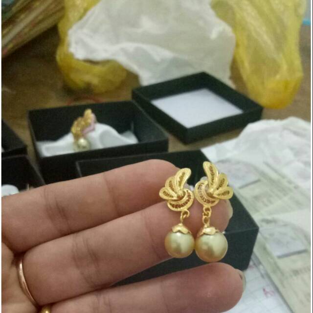 Anting emas mutiara laut