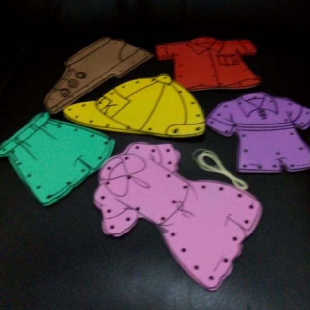 Mainan edukasi anak-menjahit baju