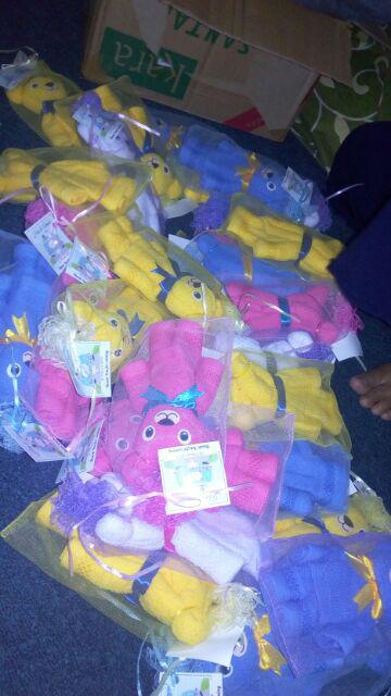 Souvenir Handuk Bentuk Beruang (kemasan Kain Tille)