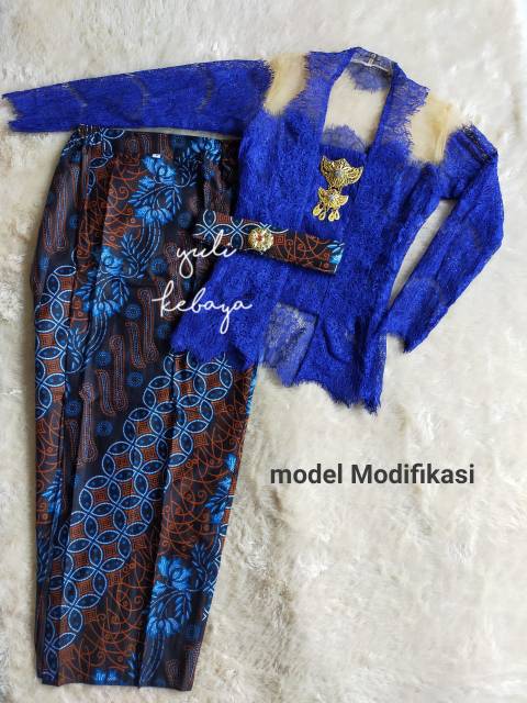Set Kebaya Bali Lengan Panjang Warna Biru dengan Rok Lipat Pramugari