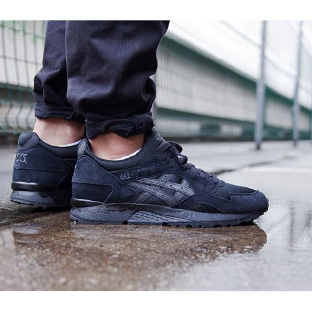 SEPATU ASICS GEL LYTE V ALL BLACK 