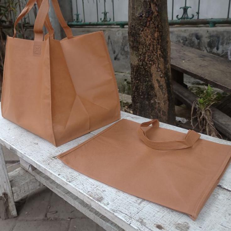 

Trendy Goodie Bag Tas Spunbond Kotak Jahit 32x27x26 Box Nasi Dus Kue isi 12pcs ,.