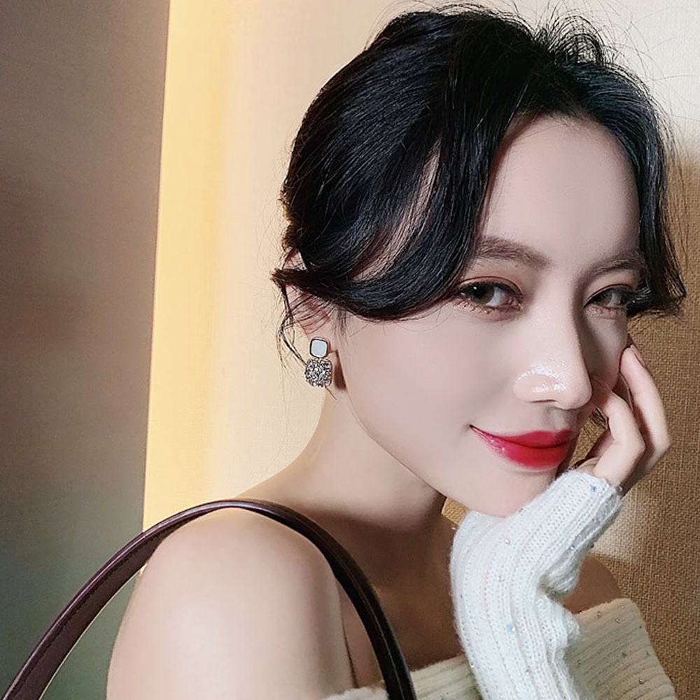 1 Pasang Anting Liontin Berlian Korea Desain Premium untuk Wanita