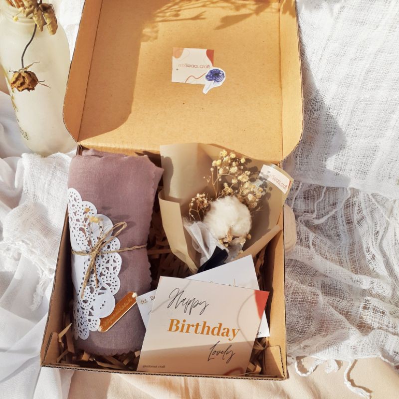 

artseaa gift box hijab+dried flower bouquet