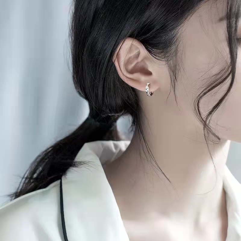 Anting Tindik Bentuk Bulat Irregular Warna Silver Gaya Korea Untuk Wanita